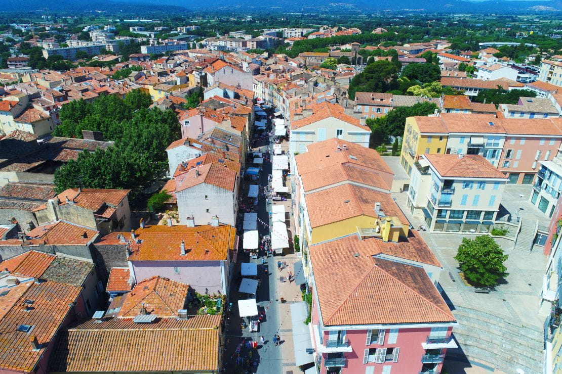 Marchés provençaux Fréjus vue aérienne